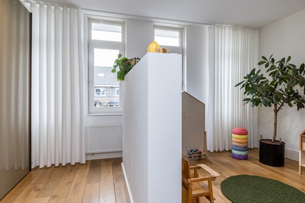 Foto - Verkocht onder voorbehoud: In een rustige en kindvriendelijke woonomgeving staat deze moderne instapklare geschakelde twee-onder-een-kapwoning (bouwjaar 2011) met voldoende woonoppervlakte, garage en tuin.